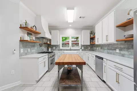 Kitchen - 370 Pippinpost Dr, Conway, AR 72034 photo 2 of 4