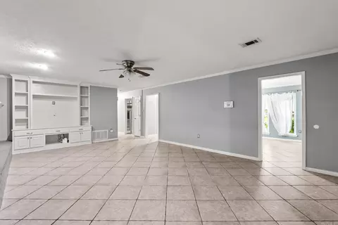 Living - 38 White Oak Dr, Conway, AR 72034 photo 2 of 4