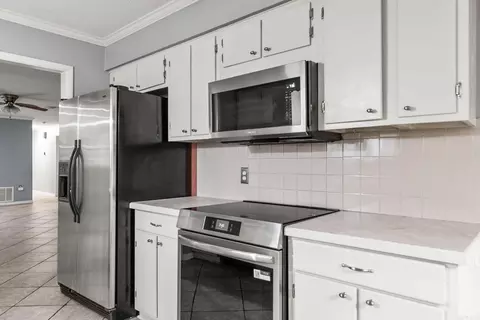 Kitchen - 38 White Oak Dr, Conway, AR 72034 photo 2 of 2
