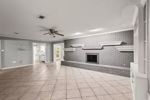 Living - 38 White Oak Dr, Conway, AR 72034 photo 3 of 4