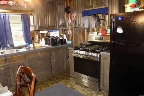 Kitchen - 903 E Sullenberger Ave, Malvern, AR 72104 photo 1 of 2
