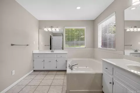 Bath - 1721 Regency Dr, Malvern, AR 72104 photo 3 of 5