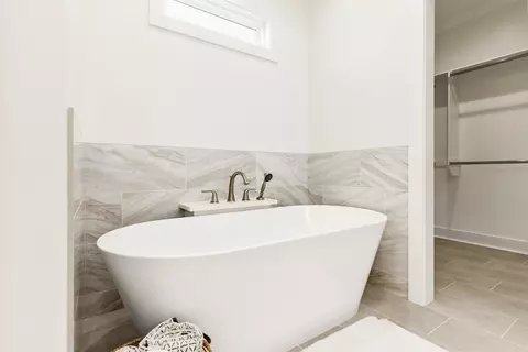 Bath - 1645 Nantucket, Conway, AR 72034 photo 4 of 9