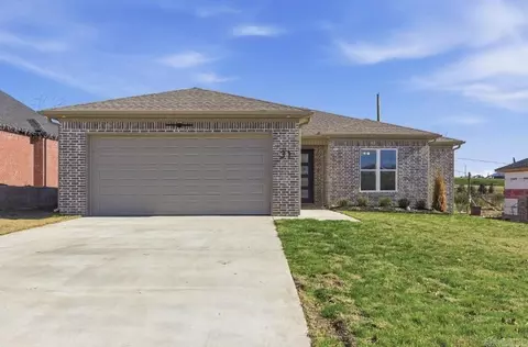 31 Walnut Valley Dr, Little Rock, AR 72211
