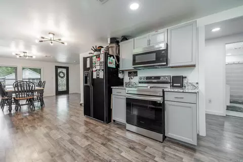 Kitchen - 1647 Gresham St, Arkadelphia, AR 71923 photo 2 of 3