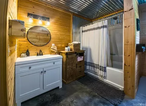 Bath - 683 Trace Ridge Rd, Leslie, AR 72645 photo 3 of 3