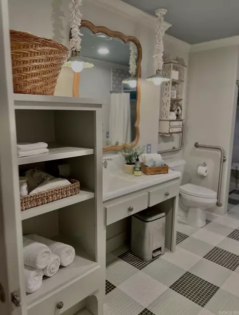 Bath - 1615 Tyler St, Conway, AR 72032 photo 6 of 7