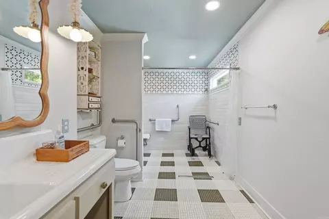Bath - 1615 Tyler St, Conway, AR 72032 photo 2 of 4