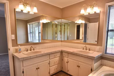 Bath - 170 Riverview Dr, Malvern, AR 72104 photo 3 of 6