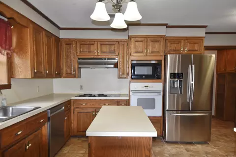 Kitchen - 170 Riverview Dr, Malvern, AR 72104 photo 1 of 2