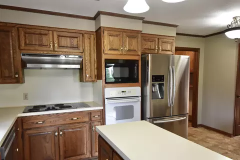 Kitchen - 170 Riverview Dr, Malvern, AR 72104 photo 2 of 2