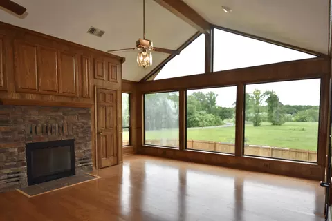 Living - 170 Riverview Dr, Malvern, AR 72104 photo 1 of 7