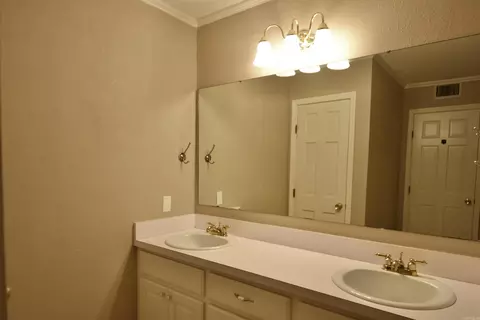 Bath - 170 Riverview Dr, Malvern, AR 72104 photo 6 of 6