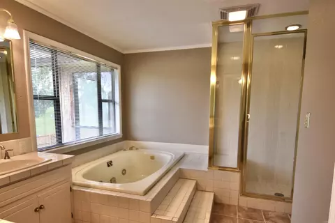 Bath - 170 Riverview Dr, Malvern, AR 72104 photo 2 of 6