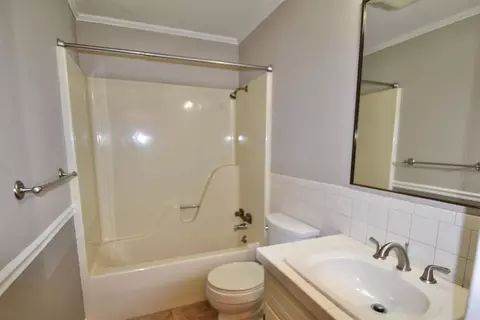 Bath - 170 Riverview Dr, Malvern, AR 72104 photo 1 of 6