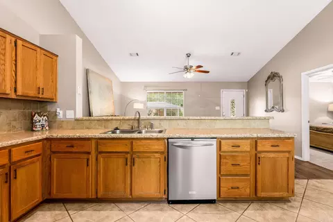 Kitchen - 403 King Rd, Benton, AR 72019 photo 2 of 2