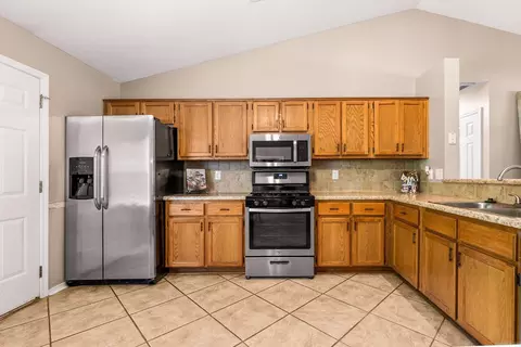 Kitchen - 403 King Rd, Benton, AR 72019 photo 1 of 2