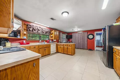 Kitchen - 7969 Ridge Rd, Malvern, AR 72104 photo 7 of 7