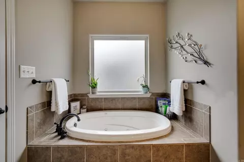 Bath - 2755 Wineberry, Conway, AR 72034 photo 3 of 4