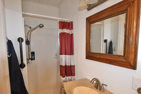 Bath - 2736 Riverview Dr, Malvern, AR 72104 photo 4 of 4