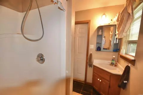 Bath - 2736 Riverview Dr, Malvern, AR 72104 photo 1 of 4
