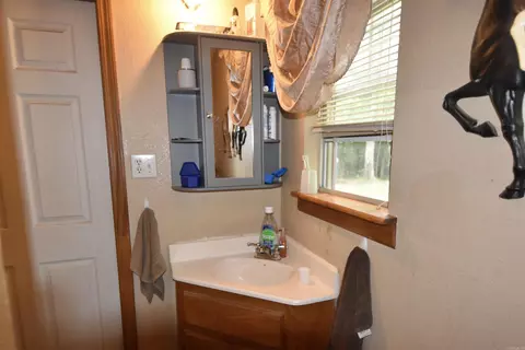 Bath - 2736 Riverview Dr, Malvern, AR 72104 photo 2 of 4