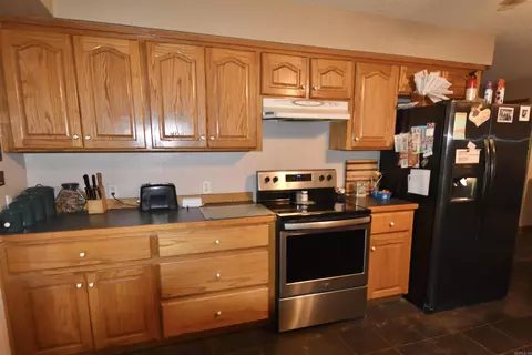 Kitchen - 2736 Riverview Dr, Malvern, AR 72104 photo 2 of 3