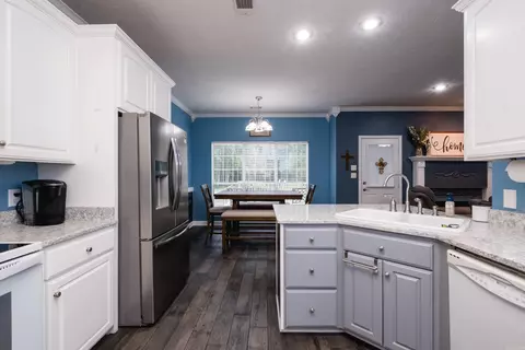 Kitchen - 17 Mckenzie Trl, Conway, AR 72032 photo 4 of 4