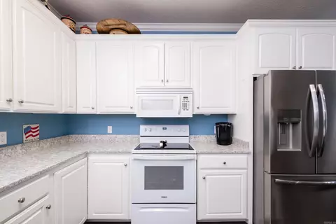 Kitchen - 17 Mckenzie Trl, Conway, AR 72032 photo 3 of 4
