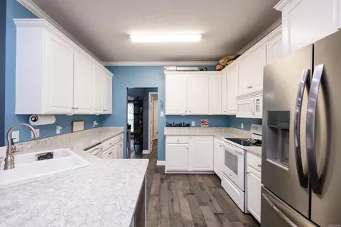 Kitchen - 17 Mckenzie Trl, Conway, AR 72032 photo 2 of 4