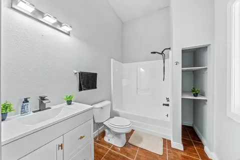 Bath - 407 N 4th St, De Queen, AR 71832 photo 1 of 1