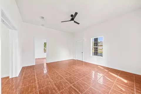 Living - 407 N 4th St, De Queen, AR 71832 photo 3 of 4
