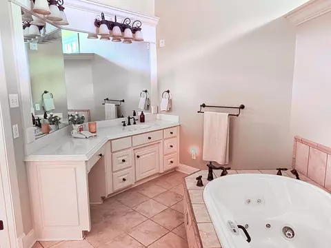 Bath - 305 Edgewood Dr, Cabot, AR 72023 photo 6 of 6