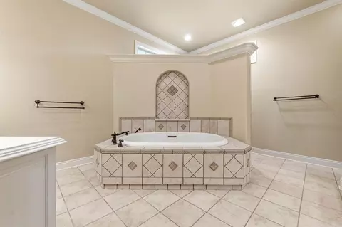 Bath - 305 Edgewood Dr, Cabot, AR 72023 photo 1 of 6