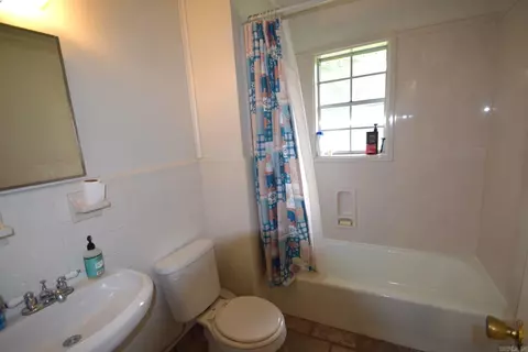 Bath - 19919 E Pinnacle Rd, Roland, AR 72135 photo 1 of 4