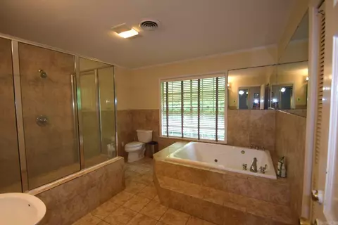 Bath - 19919 E Pinnacle Rd, Roland, AR 72135 photo 3 of 4