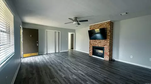 Living - 2914 Wren St, Pine Bluff, AR 71603 photo 4 of 7