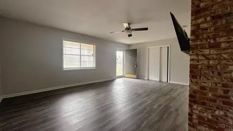 Living - 2914 Wren St, Pine Bluff, AR 71603 photo 2 of 7