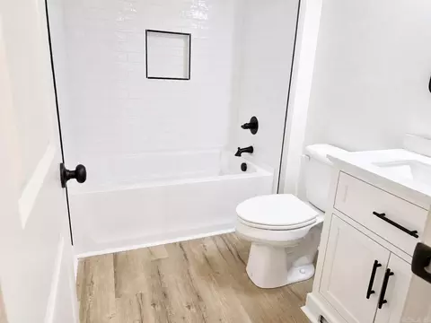 Bath - 7500 Dolphin Dr, Pine Bluff, AR 71603 photo 3 of 3