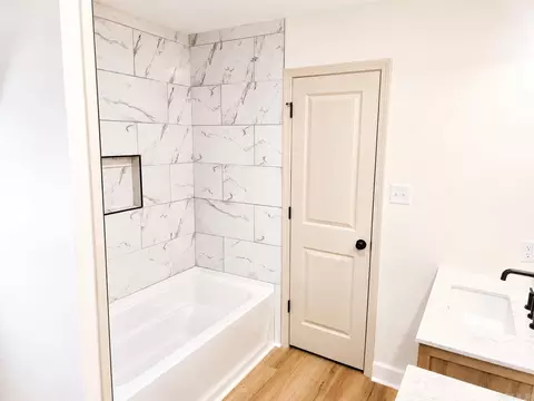 Bath - 7500 Dolphin Dr, Pine Bluff, AR 71603 photo 1 of 3