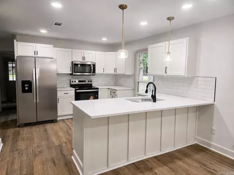 Kitchen - 7500 Dolphin Dr, Pine Bluff, AR 71603 photo 2 of 3