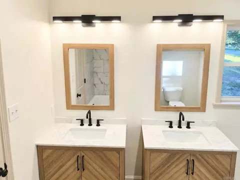 Bath - 7500 Dolphin Dr, Pine Bluff, AR 71603 photo 2 of 3