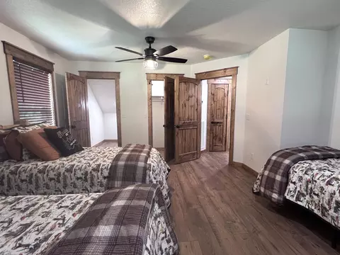 Bedroom - 2 N Riverview Ln, Mountain View, AR 72560 photo 5 of 7