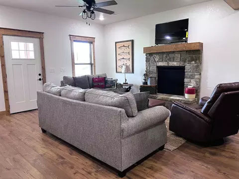 Living - 2 N Riverview Ln, Mountain View, AR 72560 photo 1 of 2