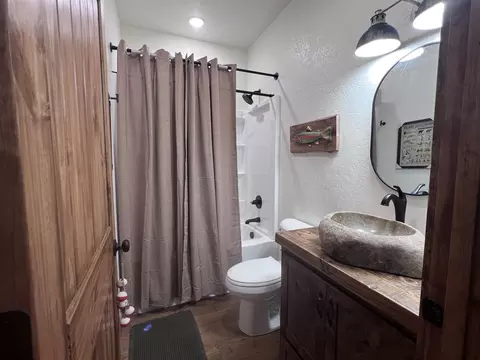 Bath - 2 N Riverview Ln, Mountain View, AR 72560 photo 1 of 3