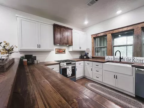 Kitchen - 2 N Riverview Ln, Mountain View, AR 72560 photo 2 of 2