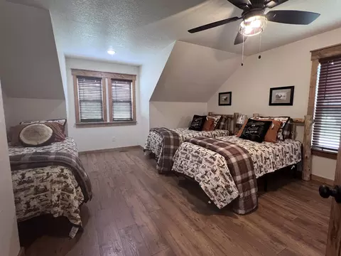 Bedroom - 2 N Riverview Ln, Mountain View, AR 72560 photo 3 of 7