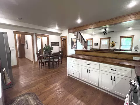 Kitchen - 2 N Riverview Ln, Mountain View, AR 72560 photo 1 of 2