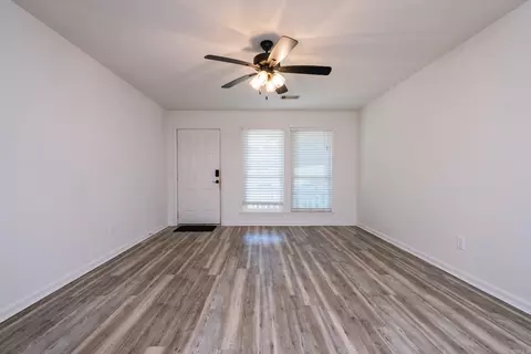 Living - 6 Hickory Ridge Rd, Benton, AR 72019 photo 5 of 5