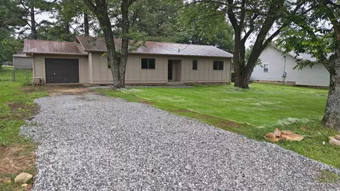 Exterior - 404 Maple Dr, Mountain View, AR 72560 photo 3 of 7